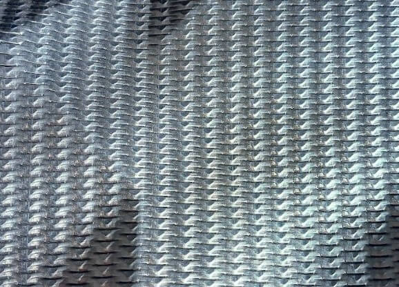 La section d'ouverture des perforations est sensiblement perpendiculaire à l'axe frontal 